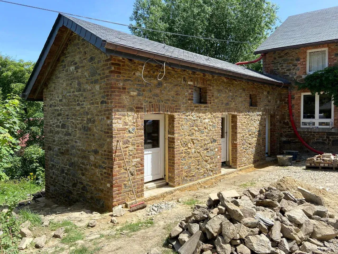 Maçonnerie en pierre naturelle – façade restaurée, Ardennes belges